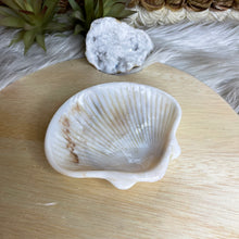 Load image into Gallery viewer, Vintage Plastic Marbled Swirl Clam Soap Dish
